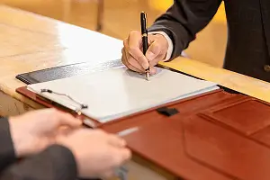 马来西亚人去到捷克旅游要多少钱